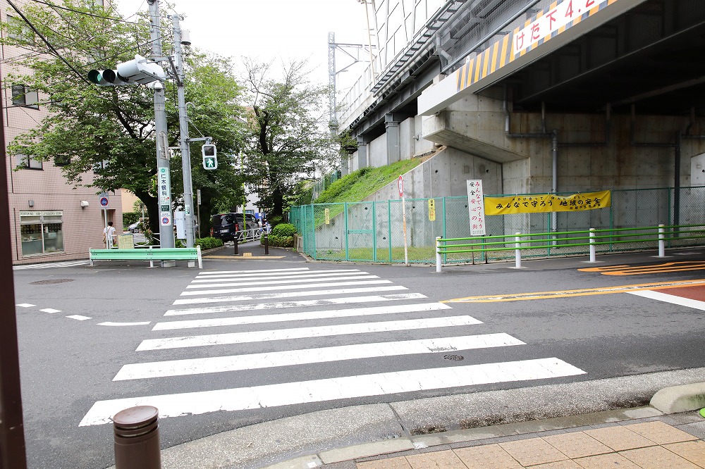 ②駅前の横断歩道を渡ってください