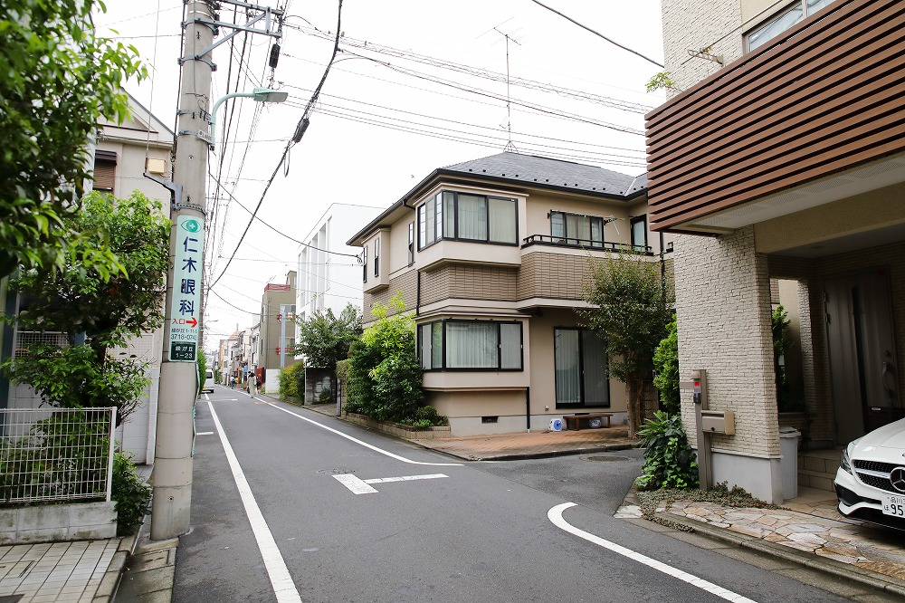 ⑥「仁木眼科医院」という電柱広告が見えましたら右に曲がってください